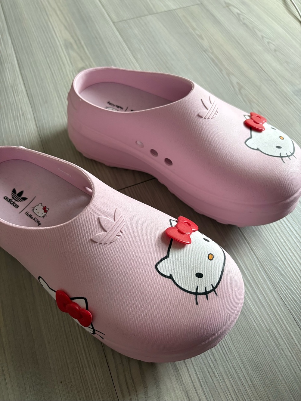 adidas Pink Hello Kitty Slip-On Clogs with Red Bow Accent - Picture 2 of 3